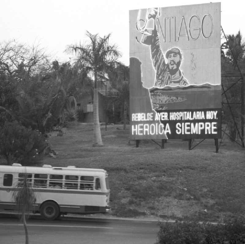 Eine Plakatwand mit Fidel Castro in Siegerpose steht an einer Straße in Santiago de Cuba.