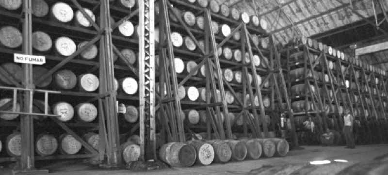 Blick in eine Rumfabrik in Santiago de Cuba.