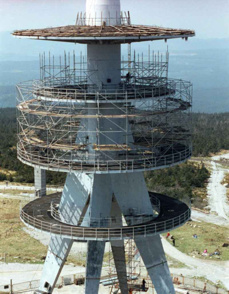 Eingerüsteter Sendemast / neuer Fernsehturm auf dem Brocken. Der 1973 gebaute Turm hat eine Höhe von 123m. Ende der Rekonstruktion war 1993.