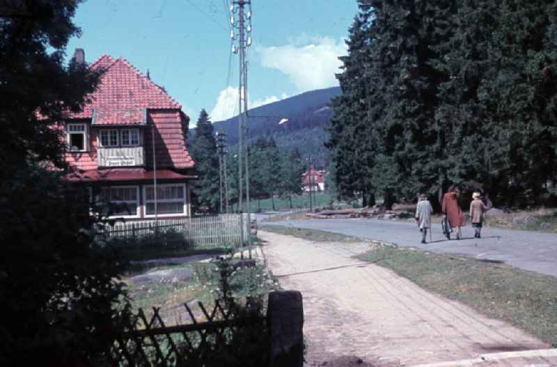 Spaziergang vorbei am Fremdenheim 'Haus Vogel' (Heute Brockenstübchen) in Schierke im Harz. Walk in Schierke in the Harz Mountains.