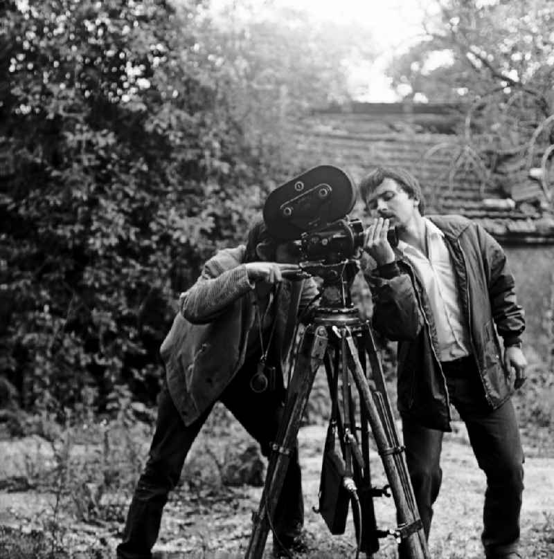 Cameraman Franz Ritschel during recording and filming of 'Struga - Pictures of a Landscape' on the road Waldrand in Schleife, Saxony in the area of the former GDR, German Democratic Republic