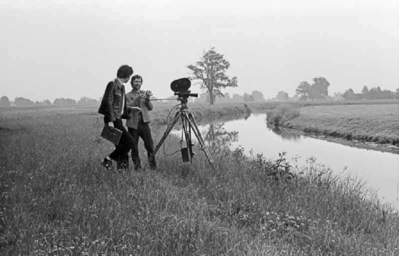 Cameraman Franz Ritschel during recording and filming of 'Struga - Pictures of a Landscape' on the road River Schleife in Schleife, Saxony in the area of the former GDR, German Democratic Republic