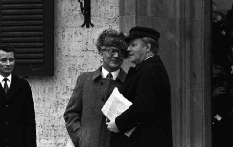 Bundeskanzler Helmut Schmidt und Erich Honecker bei der Ankunft in Schorfheide-Döllnsee (Brandenburg) anläßlich des Staatsbesuch Schmidts in der DDR.