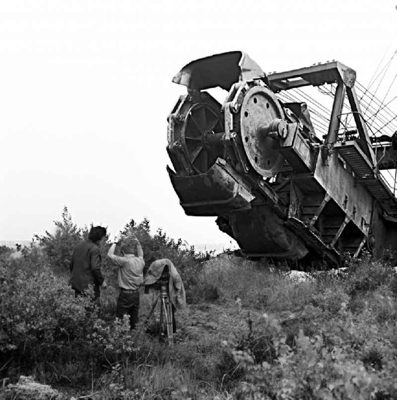 Excavator on the site of the open-cast mine for the extraction of brown coal with rotating cameraman for filming 'Struga - Pictures of a Landscape' in Senftenberg, Brandenburg in the area of the former GDR, German Democratic Republic