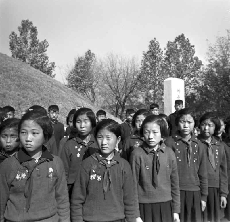 Nordkoreanische Pioniere stehen vor einem Massengrab-Hügel im Sinchon-Museum über US-Amerikanische Kriegsverbrechen in der der Koreanischen Demokratischen Volksrepublik KDVR - Nordkorea / Democratic People's Republic of Korea DPRK - North Korea.