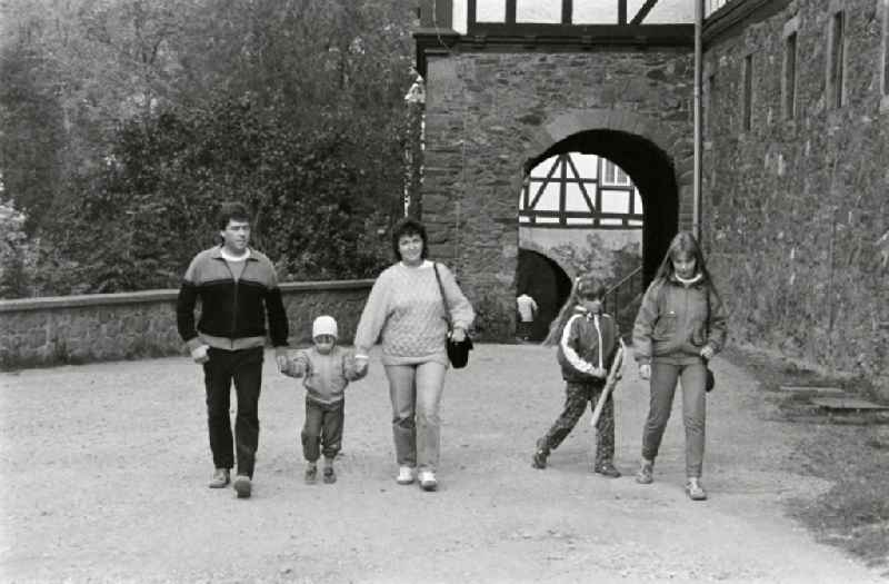 Visitors before leaving the castle FDGB holiday home ' Comenius ' in Stolberg (Harz) in the federal state of Saxony-Anhalt in the territory of the former GDR, German Democratic Republic