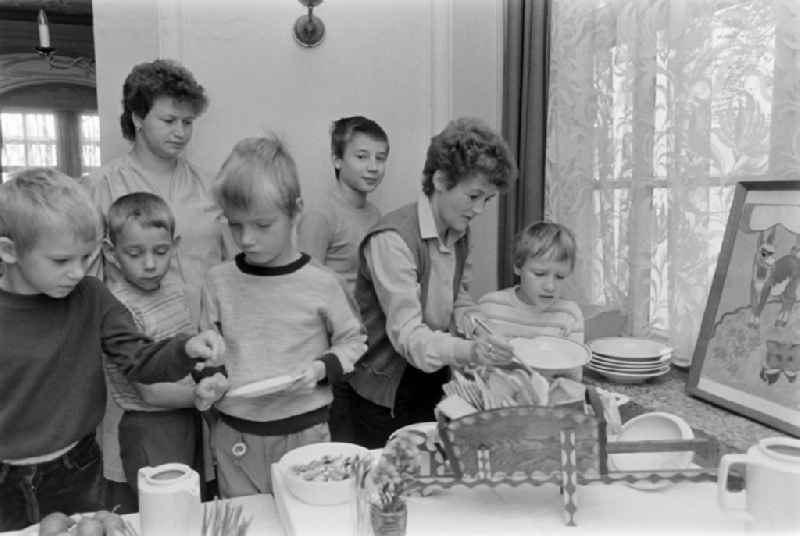 Holidaymakers at the buffet in the castle FDGB Holiday Home ' Comenius ' in Stolberg (Harz) in the federal state of Saxony-Anhalt in the territory of the former GDR, German Democratic Republic
