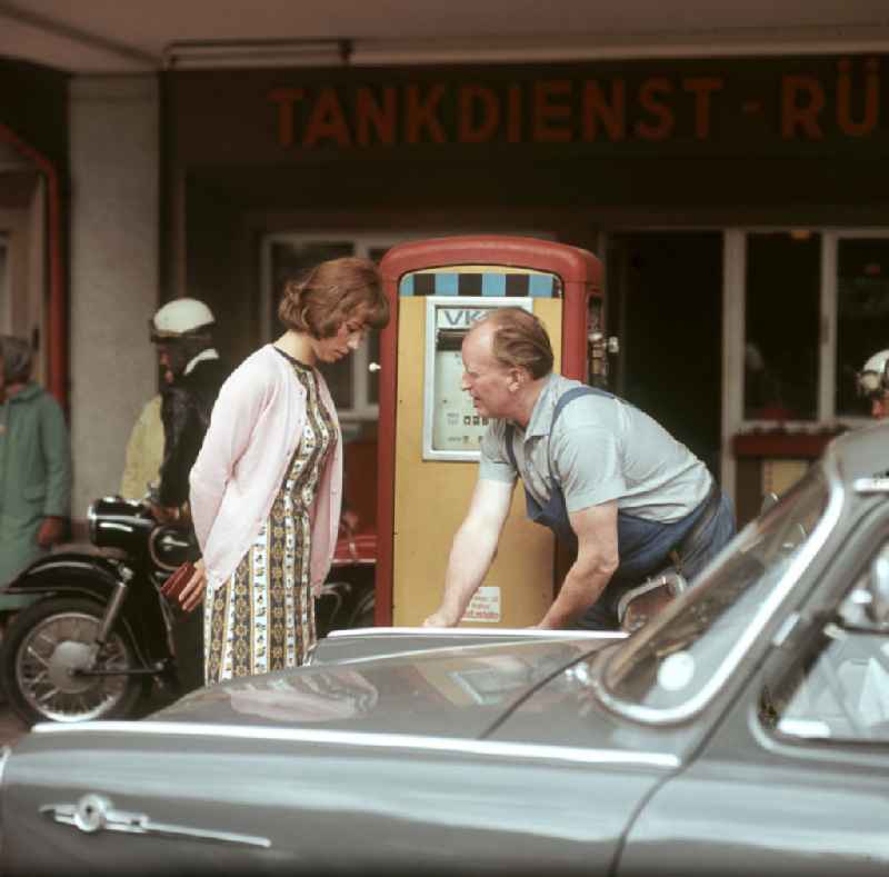 Reger Betrieb herrscht an einer Tankstelle 'Tankdienst Rügendamm' vor der beliebten Urlaubsinsel Rügen. Ein weiblicher Tankwart bedient Kunden.
