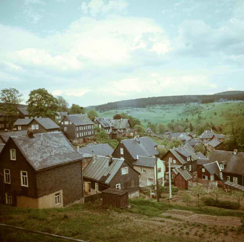 Blick auf die Gemeinde Stützerbach am Rennsteig im Thüringer Wald. Die Gegend war ein beliebtes Ziel für Wanderungen und Kneippbehandlungen.