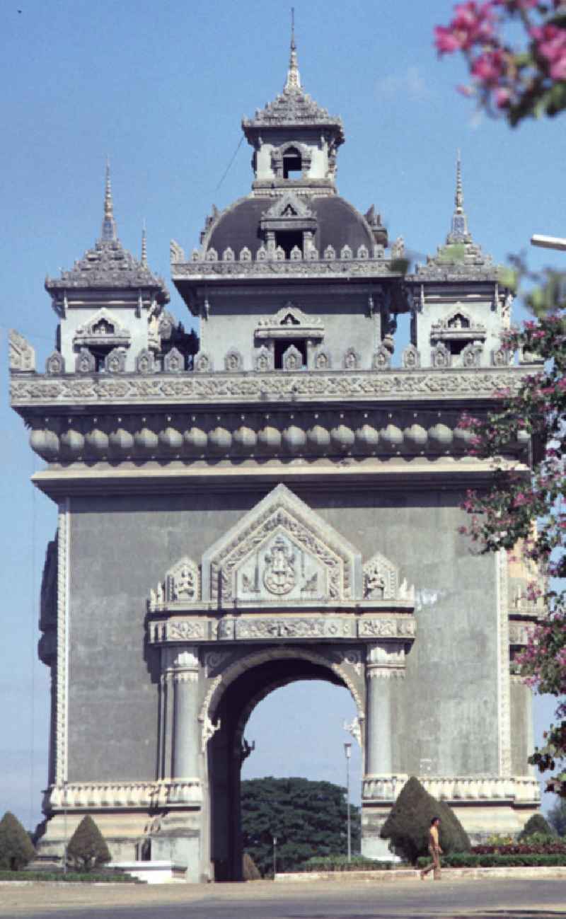 Blick auf den Patuxai, den Triumphbogen, auch Victory Gate genannt, von Vientiane, der Hauptstadt der Demokratischen Volksrepublik Laos.