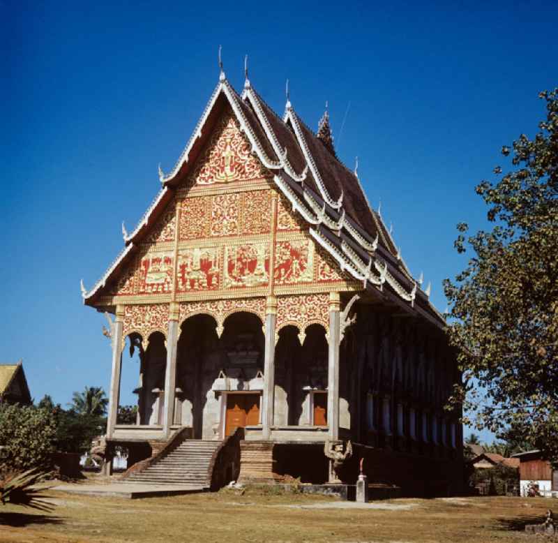 Blick auf einen zur Stupa Pha That Luang gehörenden Tempel in Vientiane, der Hauptstadt der Demokratischen Volksrepublik Laos.