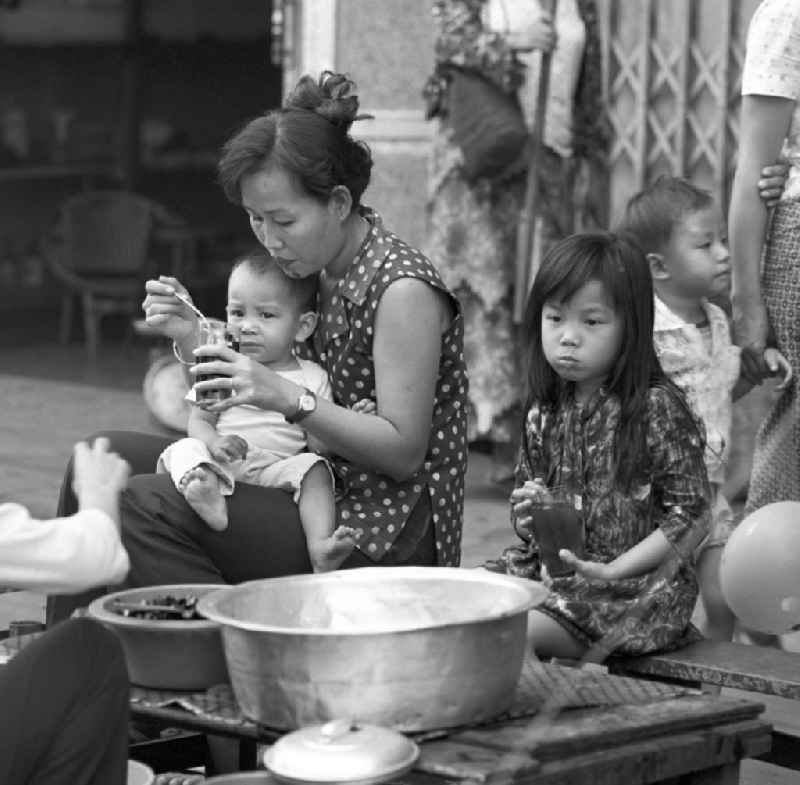 Straßenszene in Vientiane, der Hauptstadt der Demokratischen Volksrepublik Laos.