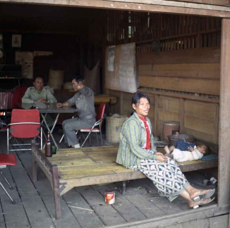 Familienleben in einem Slumviertel in Vientiane, der Hauptstadt der Demokratischen Volksrepublik Laos.