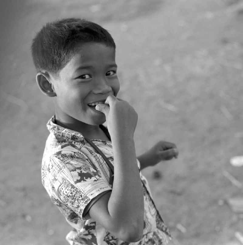 Porträt eines Jungen in Vientiane, der Hauptstadt der Demokratischen Volksrepublik Laos.