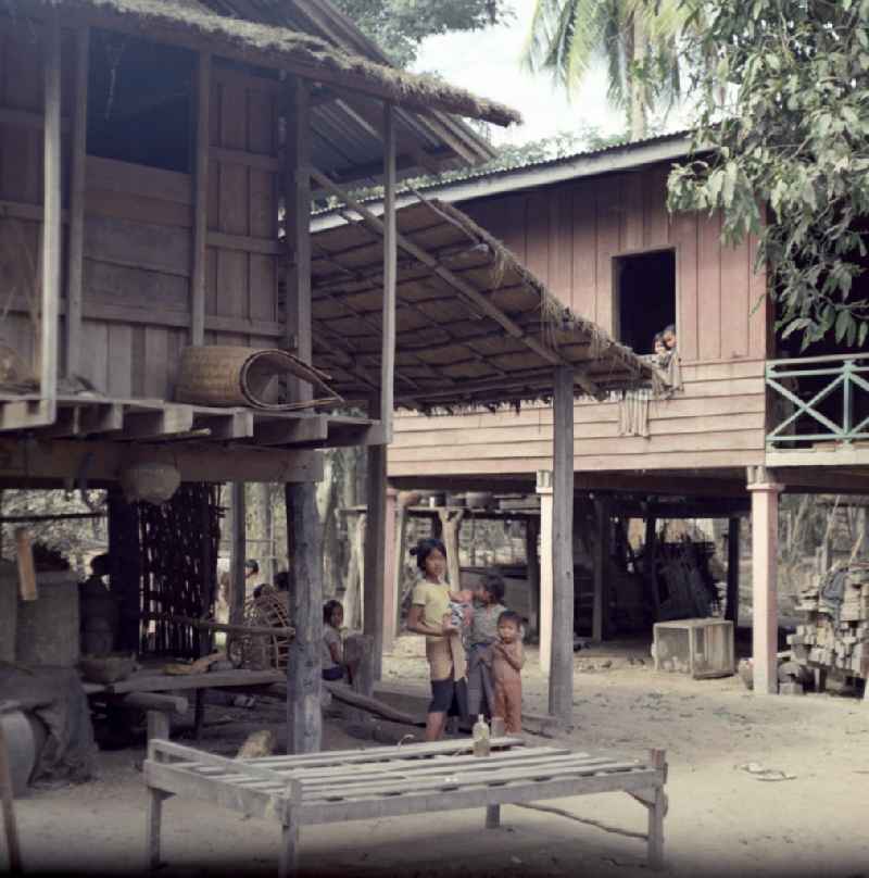 Kinder in einem Dorf in der Demokratischen Volksrepublik Laos.