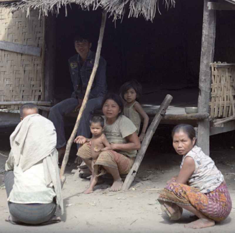 Kinder in einem Dorf in der Demokratischen Volksrepublik Laos.