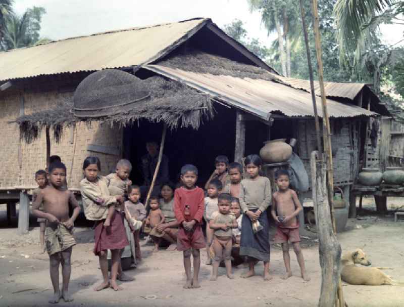 Kinder in einem Dorf in der Demokratischen Volksrepublik Laos.