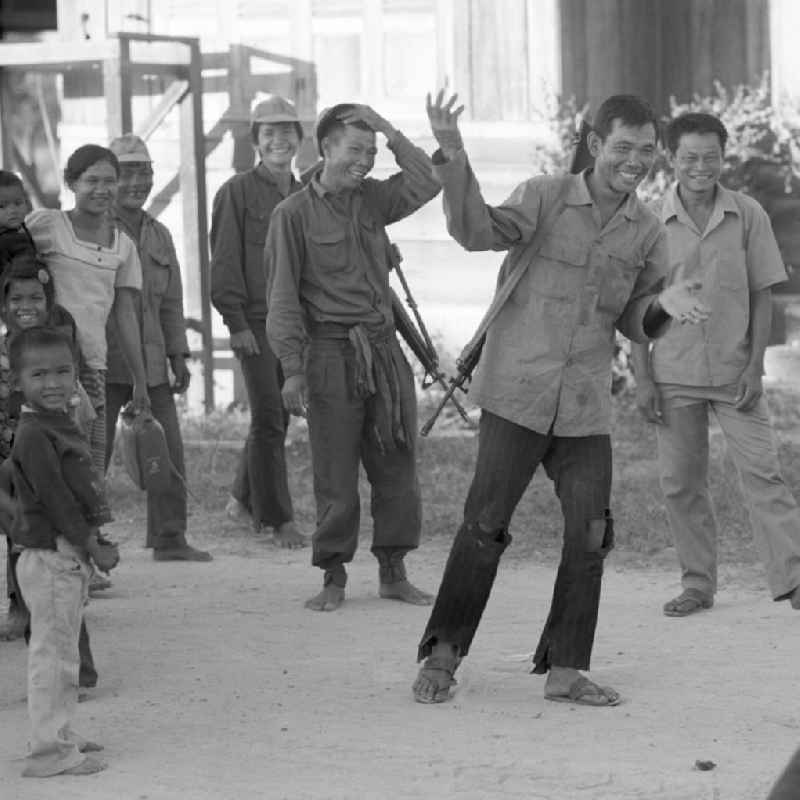 Ein Soldat tanzt bei einem Fest in einem Dorf in der Demokratischen Volksrepublik Laos.