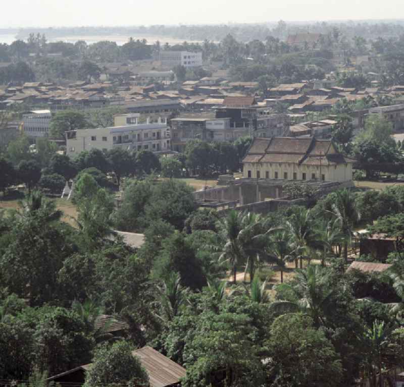 Blick auf Vientiane, die Hauptstadt der Demokratischen Volksrepublik Laos, vom Turm des Patuxai, dem vientianischen Triumphbogen, auch Victory Gate genannt.