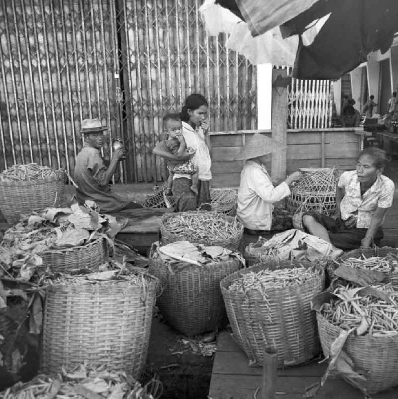 Marktstand in Vientiane, der Hauptstadt der Demokratischen Volksrepublik Laos.