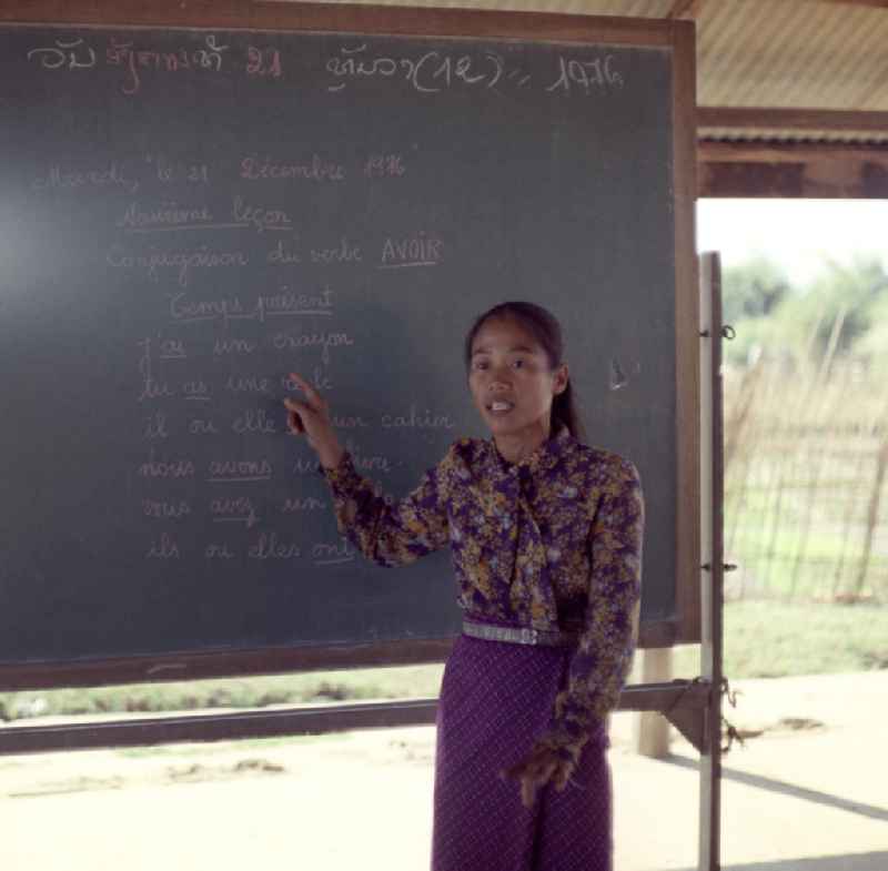 Nach der Gründung der Volksrepublik Laos im Dezember 1975 wurde das Schulsystem von der neuen kommunistischen Regierung in Laos wieder aufgebaut, um dem in der Bevölkerung weit verbreiteten Analphabetismus entgegenzuwirken.