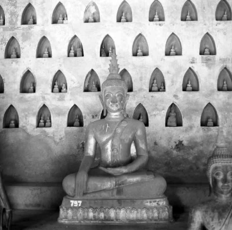 Blick auf Buddhastatuen im Wat Si Saket Tempel in Vientiane, der Hauptstadt der Demokratischen Volksrepublik Laos.