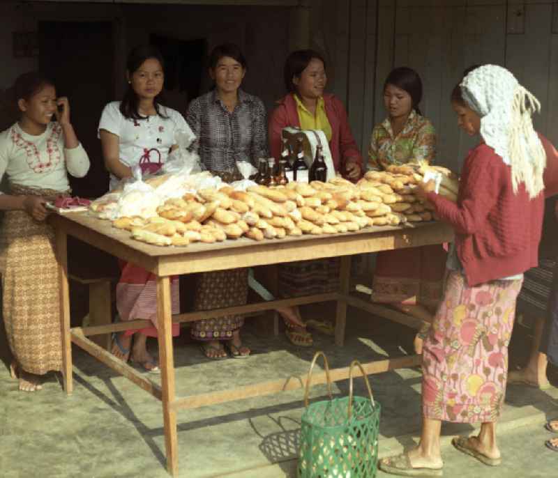 Brot und Getränke werden auf dem Markt von Vientiane in der Demokratischen Volksrepublik Laos verkauft.