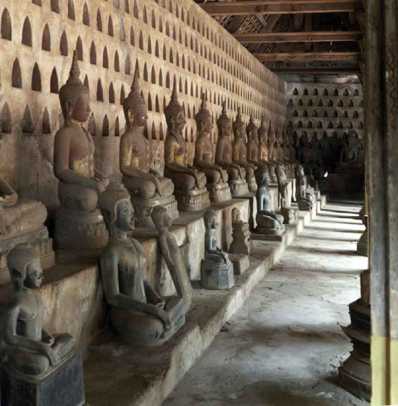 Blick auf Buddhastatuen im Wat Si Saket Tempel in Vientiane, der Hauptstadt der Demokratischen Volksrepublik Laos.