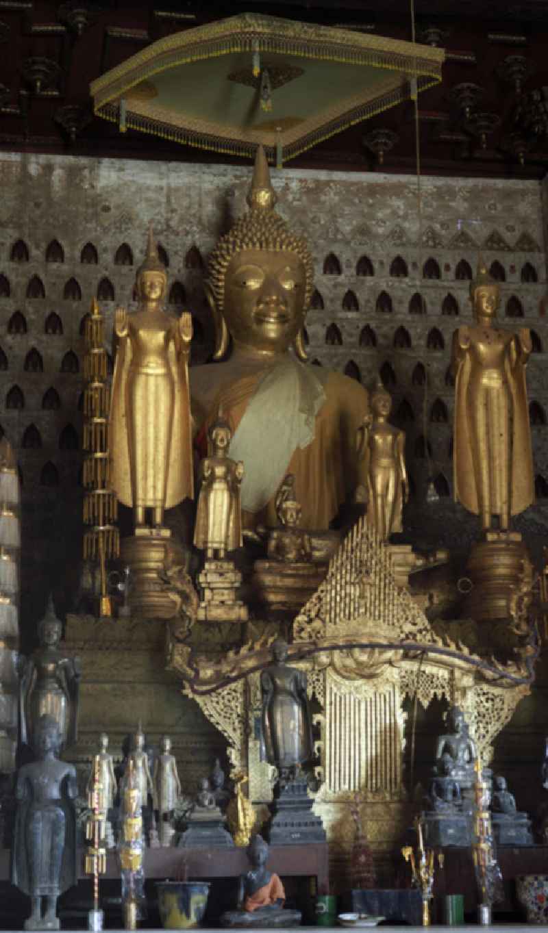 Große goldene Buddhastatue im Wat Si Saket Tempel in Vientiane, der Hauptstadt der Demokratischen Volksrepublik Laos.