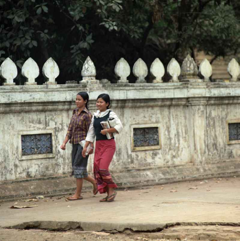 Straßenszene mit zwei jungen Mädchen in Vientiane in der Demokratischen Volksrepublik Laos.