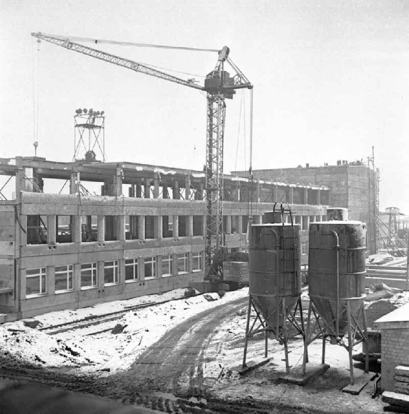 Der jüngste Betrieb unserer chemischen Industrie - der VEB - Gölzaplast - begann in der Frühschicht des Dienstags mit der Produktion von Folien aus Hochdruck - Polyäthylen.