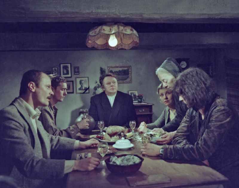 Scene from the film and television production 'Rublak - The Legend of the Surveyed Land' with the actor Kurt Boewe at the dinner table of a farmhouse in the district of Haide in Weisskeissel, Saxony in the area of the former GDR, German Democratic Republic