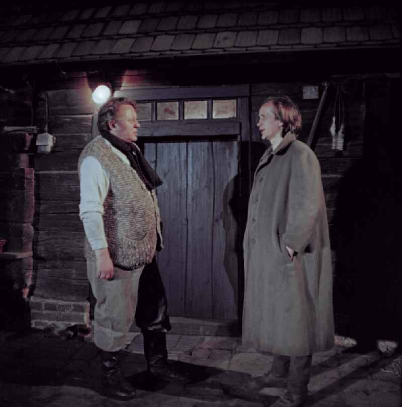 Scene from the film and television production 'Rublak - The Legend of the Surveyed Land' in the Haide district of Weisskeissel, Saxony in the area of the former GDR, German Democratic Republic. The actor Christian Grashof and the actor Kurt Boewe stand opposite each other in front of a door of a farmhouse