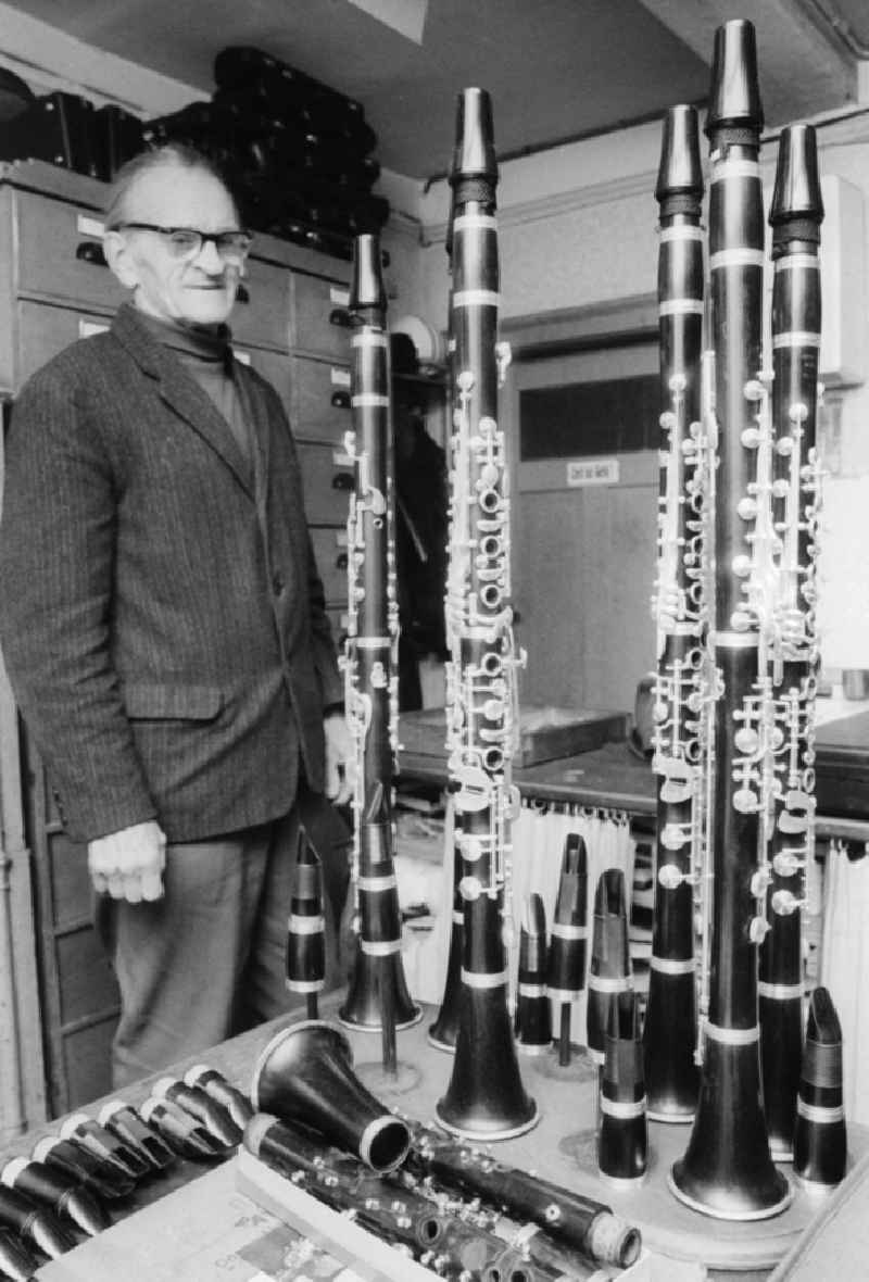 The woodwind doer / clarinet farmer Rudi Meinel in his workshop in Wernitzgruen in the federal state Saxony in the area of the former GDR, German democratic republic