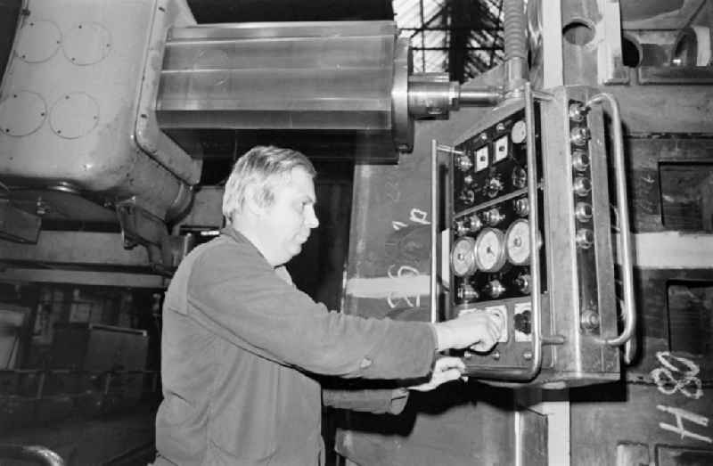 Work process in the heavy machinery construction workshop 'Heinrich Rau' in Wildau, Brandenburg in the territory of the former GDR, German Democratic Republic