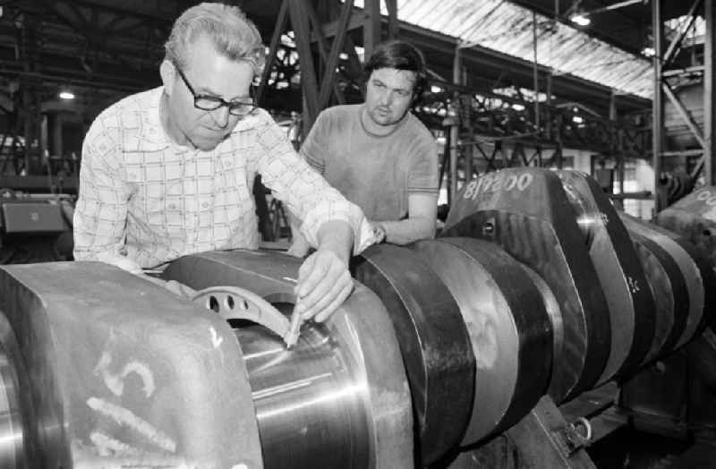 Work process in the heavy machinery construction workshop 'Heinrich Rau' in Wildau, Brandenburg in the territory of the former GDR, German Democratic Republic