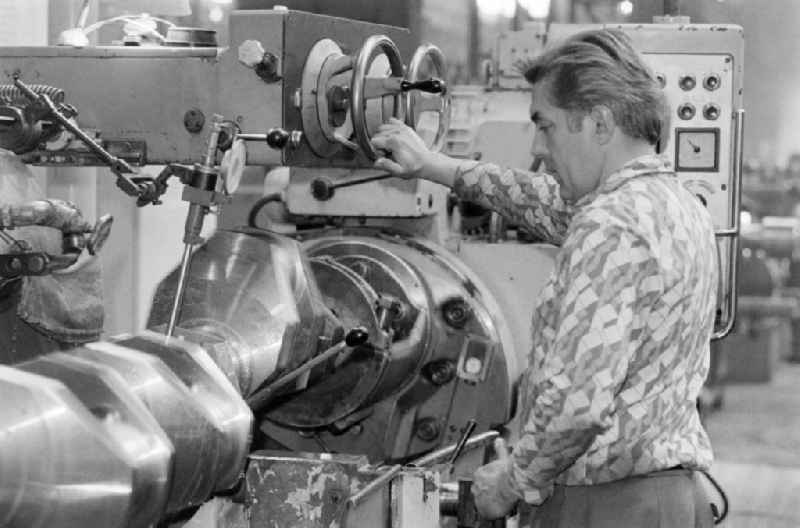 Work process in the heavy machinery construction workshop 'Heinrich Rau' in Wildau, Brandenburg in the territory of the former GDR, German Democratic Republic