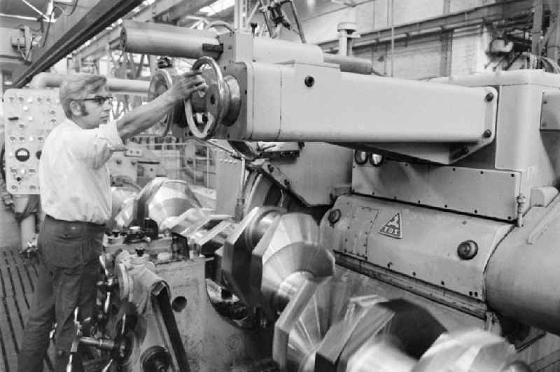 Work process in the heavy machinery construction workshop 'Heinrich Rau' in Wildau, Brandenburg in the territory of the former GDR, German Democratic Republic