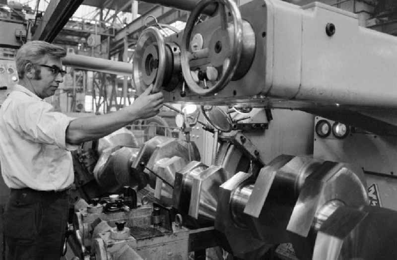 Work process in the heavy machinery construction workshop 'Heinrich Rau' in Wildau, Brandenburg in the territory of the former GDR, German Democratic Republic