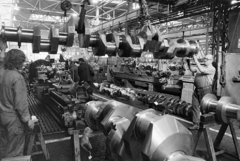 Work process in the heavy machinery construction workshop 'Heinrich Rau' in Wildau, Brandenburg in the territory of the former GDR, German Democratic Republic