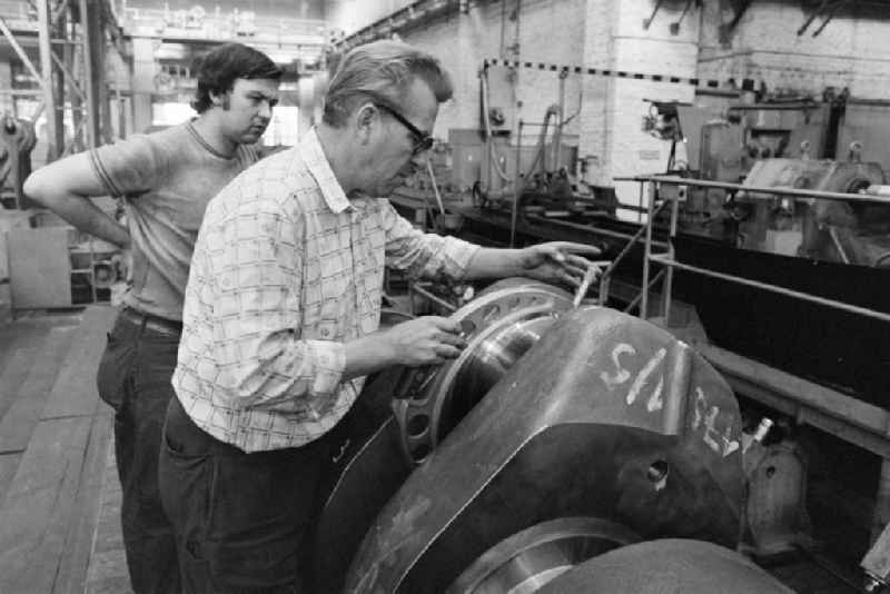 Work process in the heavy machinery construction workshop 'Heinrich Rau' in Wildau, Brandenburg in the territory of the former GDR, German Democratic Republic