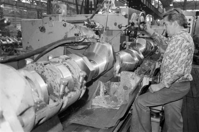 Work process in the heavy machinery construction workshop 'Heinrich Rau' in Wildau, Brandenburg in the territory of the former GDR, German Democratic Republic