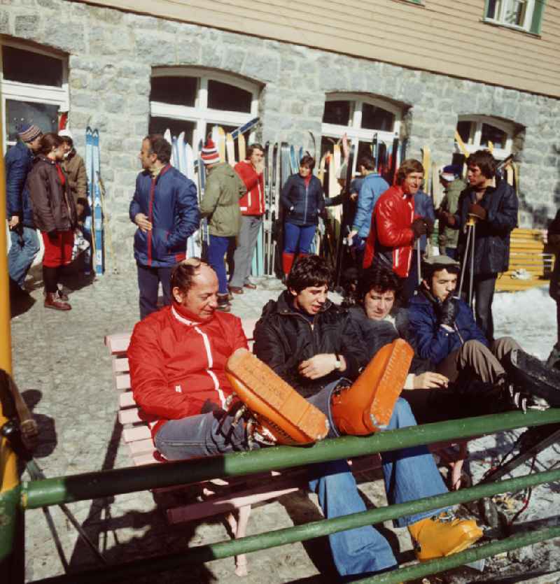 Skifahrer genießen im bulgarischen Witoscha-Gebirge die warme Wintersonne. Das Witoschagebirge gehörte zu DDR-Zeiten zu den beliebtesten Wintersportgebieten im sozialistischen Ausland.