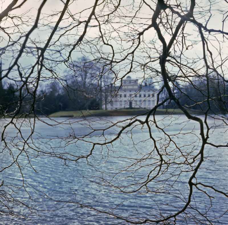 Shore area and water surface of the lake ' Kraegengraben - Woerlitzer See ' on street Kirchgasse in Woerlitz, Saxony-Anhalt on the territory of the former GDR, German Democratic Republic