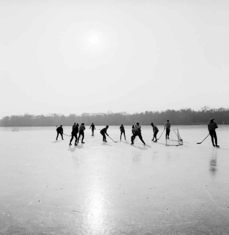 Youngsters play ice hockey on the frozen Motzener See in Zossen in the federal state Brandenburg on the territory of the former GDR, German Democratic Republic